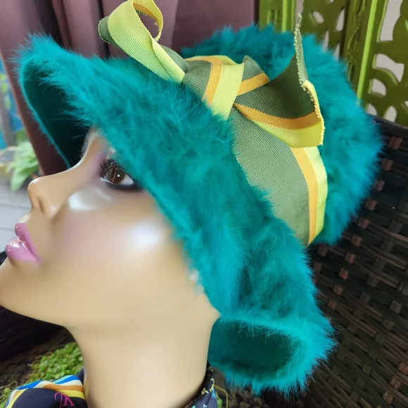 70s DACHETTES Lilly Dache Shag Fur Mod Green Ribbon Twiggy UNION Hat EUVC S Twiggy wearing a blue ostrich feather wig, photographed by  main image 2